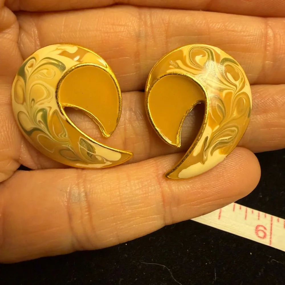 Vintage‎ Abstract Swirl Enamel Stud Earrings Gold Tone Tan Cream Marbled Retro